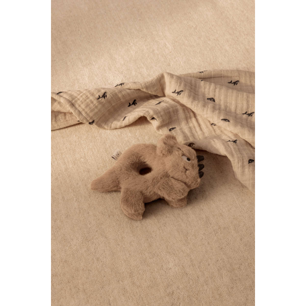 Liewood Hochet Dinosaure ROMAIN - Dune - Hochet