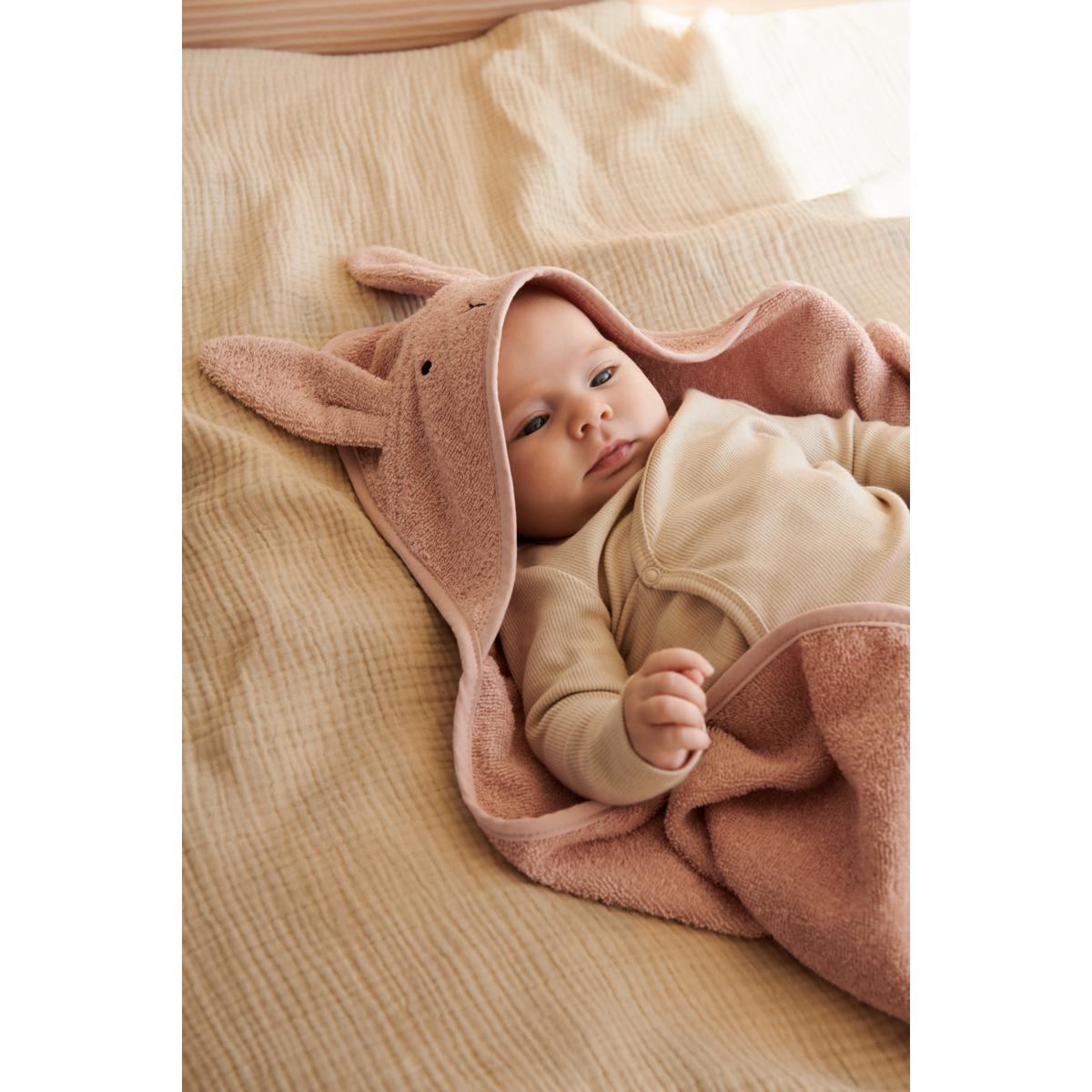 Serviette bébé à capuche Albert - Rabbit rose