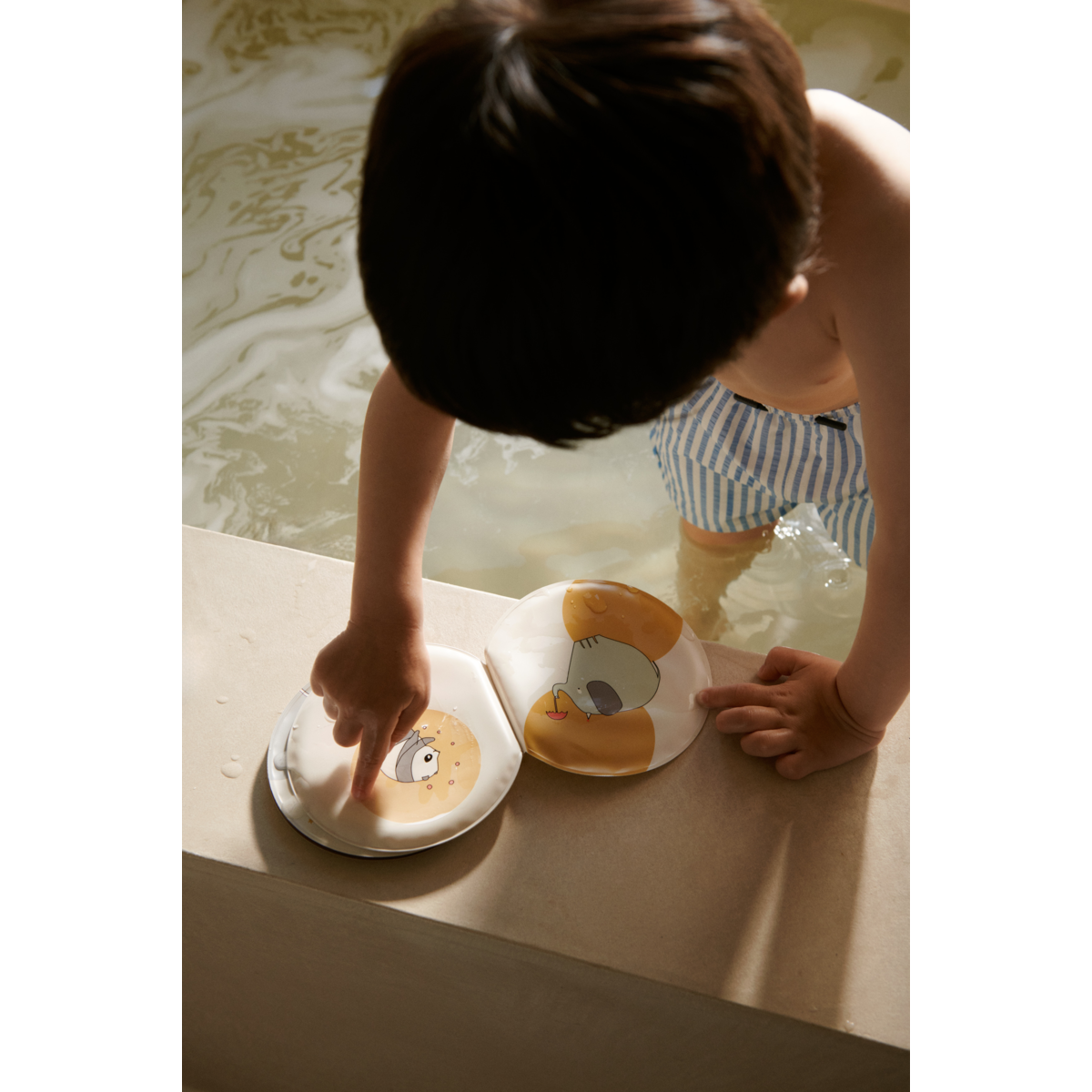 Liewood Livre sur l'eau de Waylon - Circus / Sandy - Jouet de bain