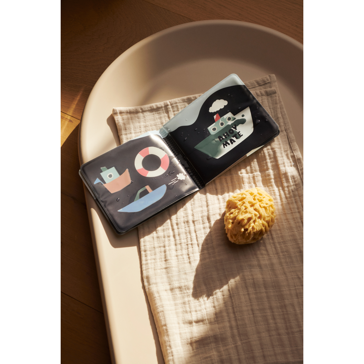 Liewood Livre de Bain WAYLON - Sailing / Sandy - Jouet de bain