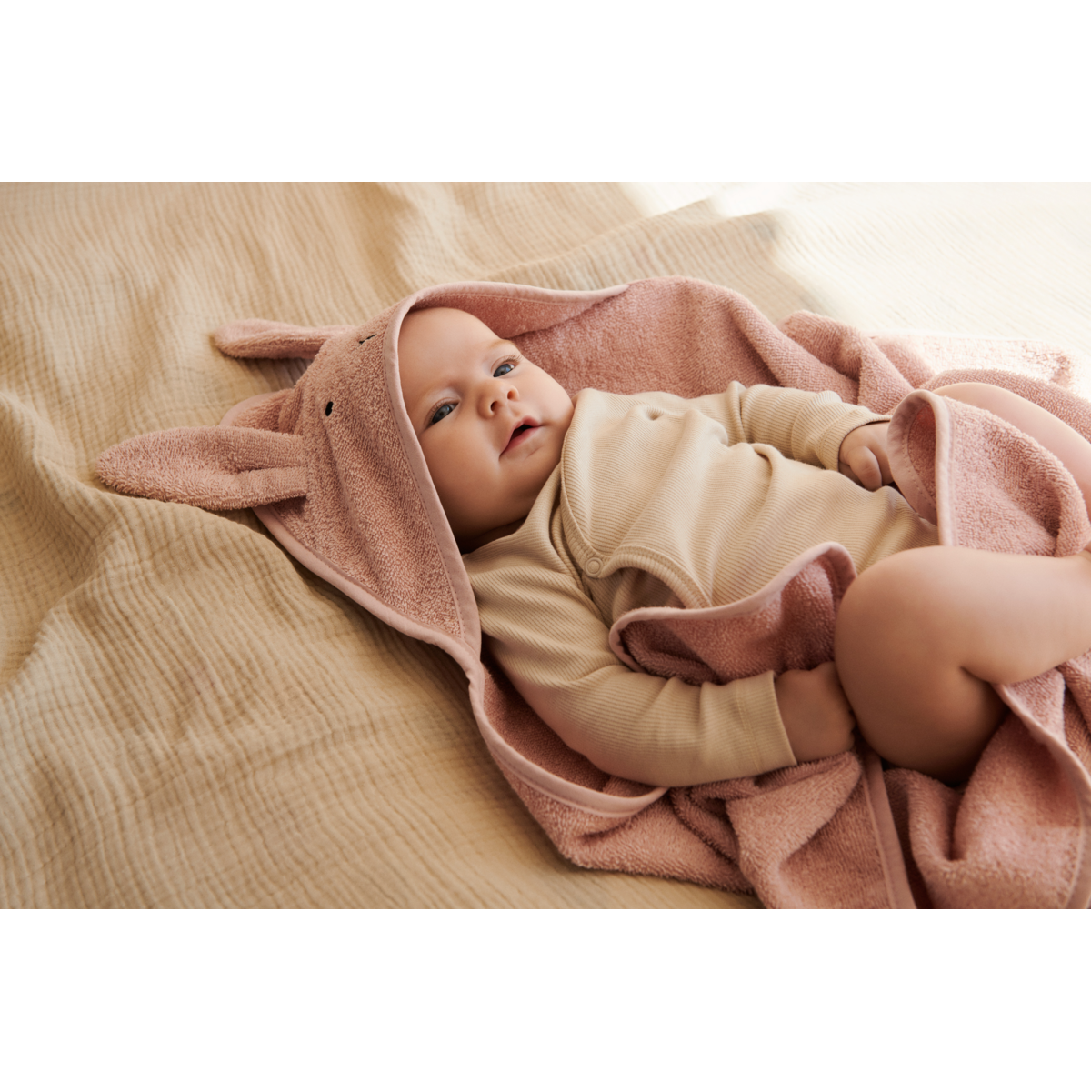 Liewood Serviette bébé à capuche Albert - Rabbit rose - Serviettes / Gants de toilettes