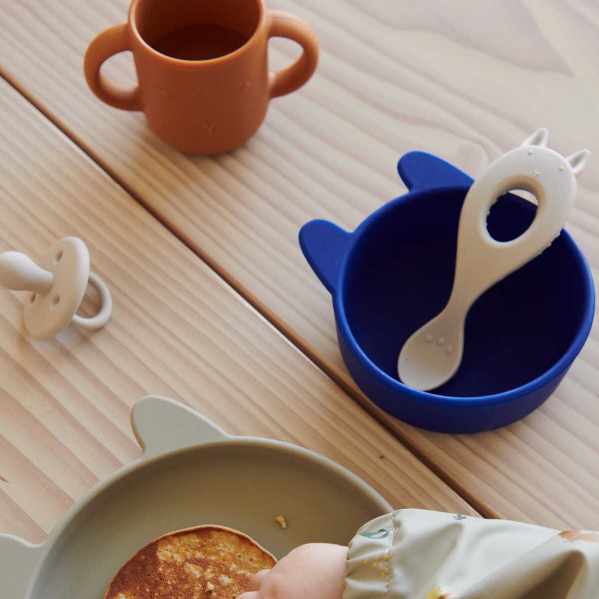 Liewood Coffret repas en silicone Vivi - Rabbit whale blue - Ensemble de vaisselle